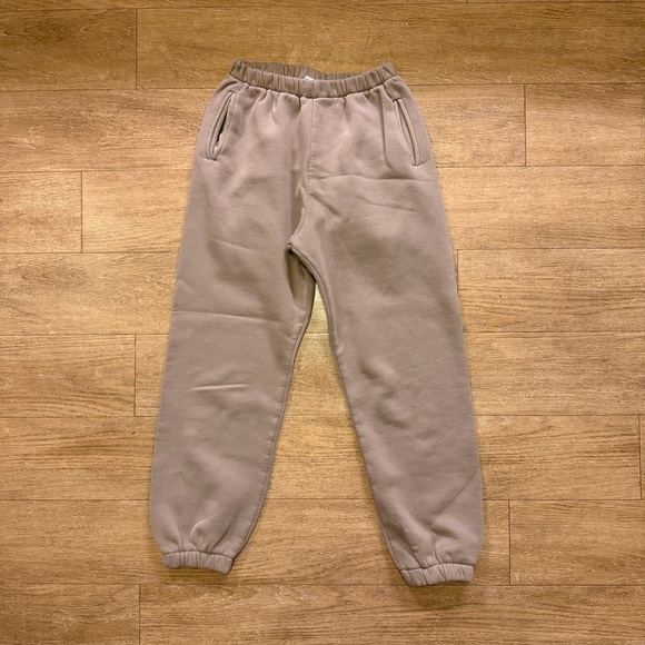 Pants - Gray Sweatpants with pockets and bottom scrunch size medium